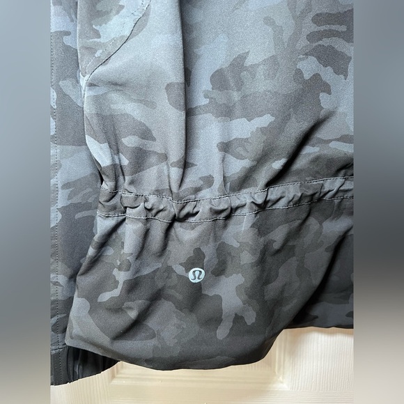 Lululemon Women's Black/Green  Camouflage Jacket Size 8 - Picture 9 of 13
